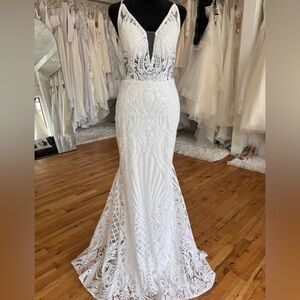 New figure-hugging mermaid silhouette wedding dress